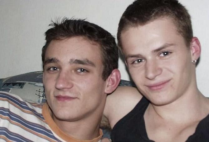 20P Two college dudes enjoy each others cock on a sofa