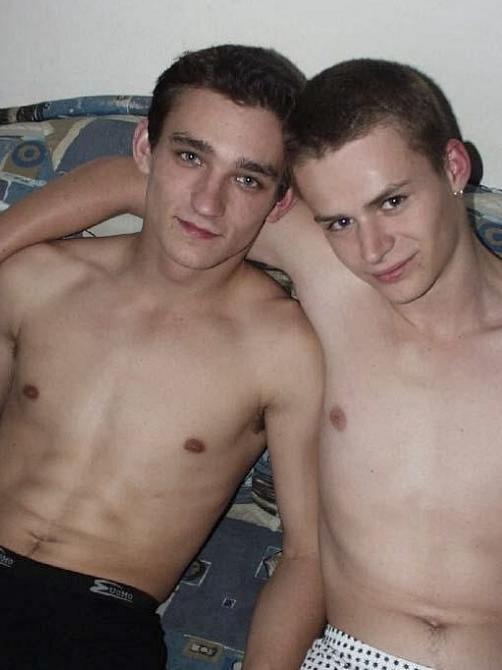 20P Two college dudes enjoy each others cock on a sofa