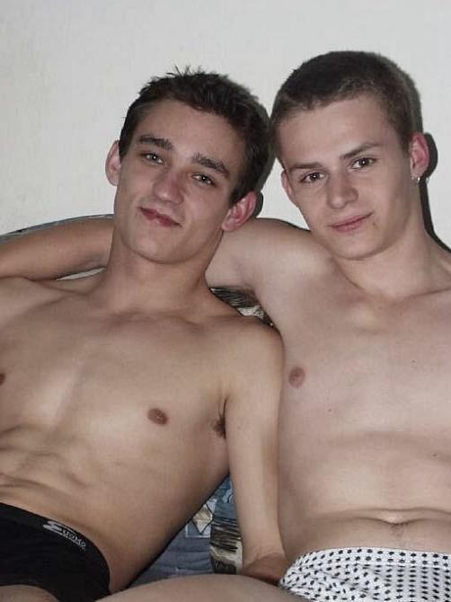 20P Two college dudes enjoy each others cock on a sofa
