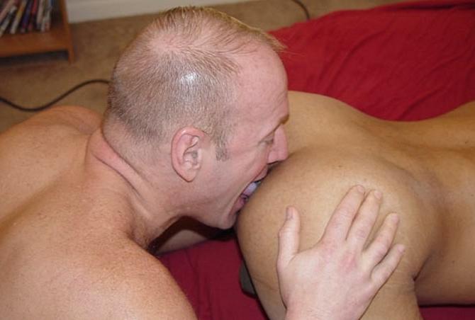 20P Mature muscle dude licking and fucking a latin lad on red bed