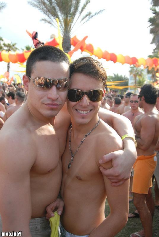 15P Chk out these hot horny parties with gay guys all over the place looking for a f