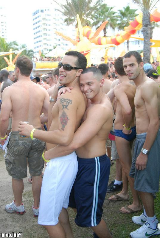 15P Chk out these hot horny parties with gay guys all over the place looking for a f