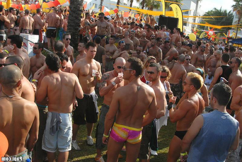 15P Chk out these hot horny parties with gay guys all over the place looking for a f