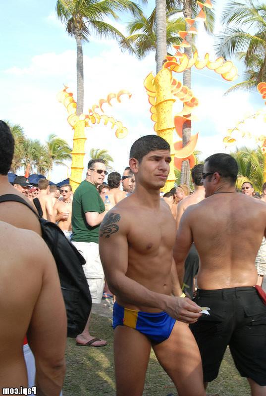 15P Chk out these hot horny parties with gay guys all over the place looking for a f
