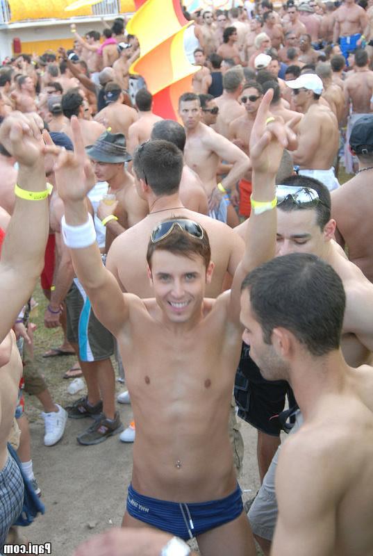 15P Chk out these hot horny parties with gay guys all over the place looking for a f