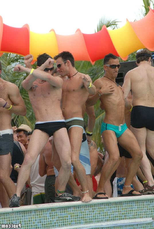 15P Chk out these hot horny parties with gay guys all over the place looking for a f