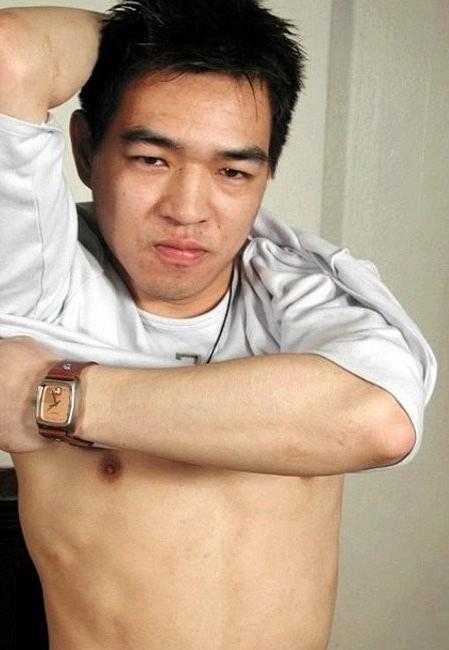 20P Asian fellow stripping and showing off and cumming on himself