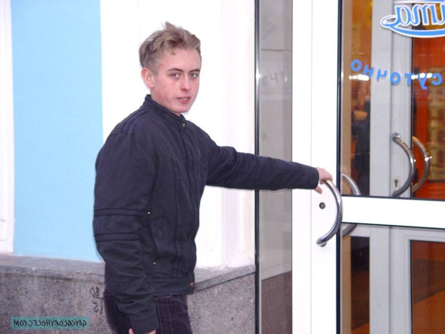 15P Gay enjoys licking cock