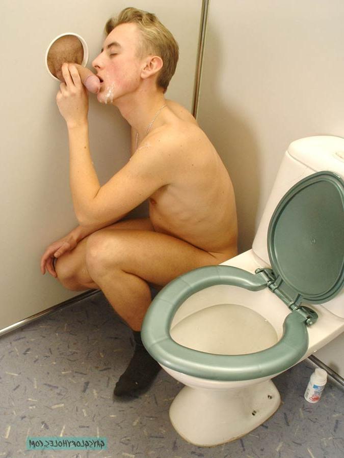 15P Gay enjoys licking cock
