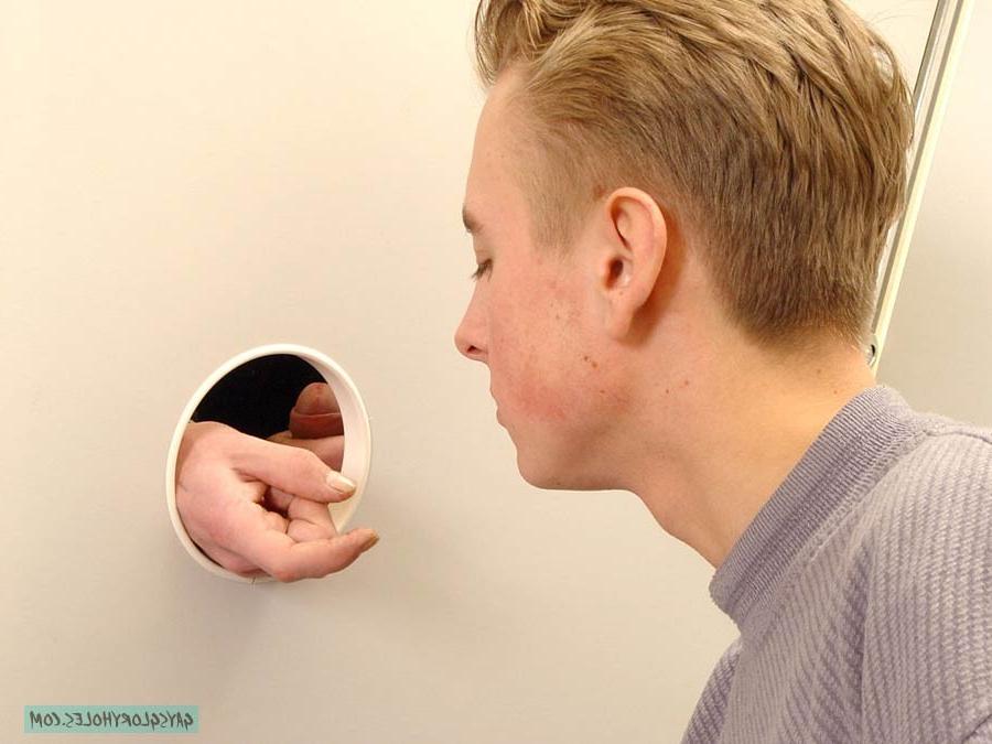 15P Gay enjoys licking cock