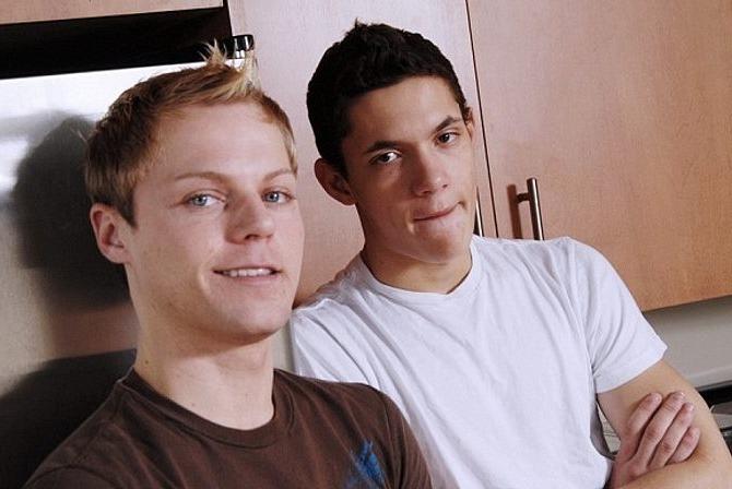 20P Two twinks enjoy sucking in solarium and screwing in kitchen