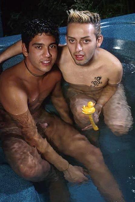 20P Latino twinks enjoy mutual blowing and screwing in jacuzzi