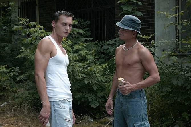 20P Two tanned twinks mutual sucking and fucking in a dark garden