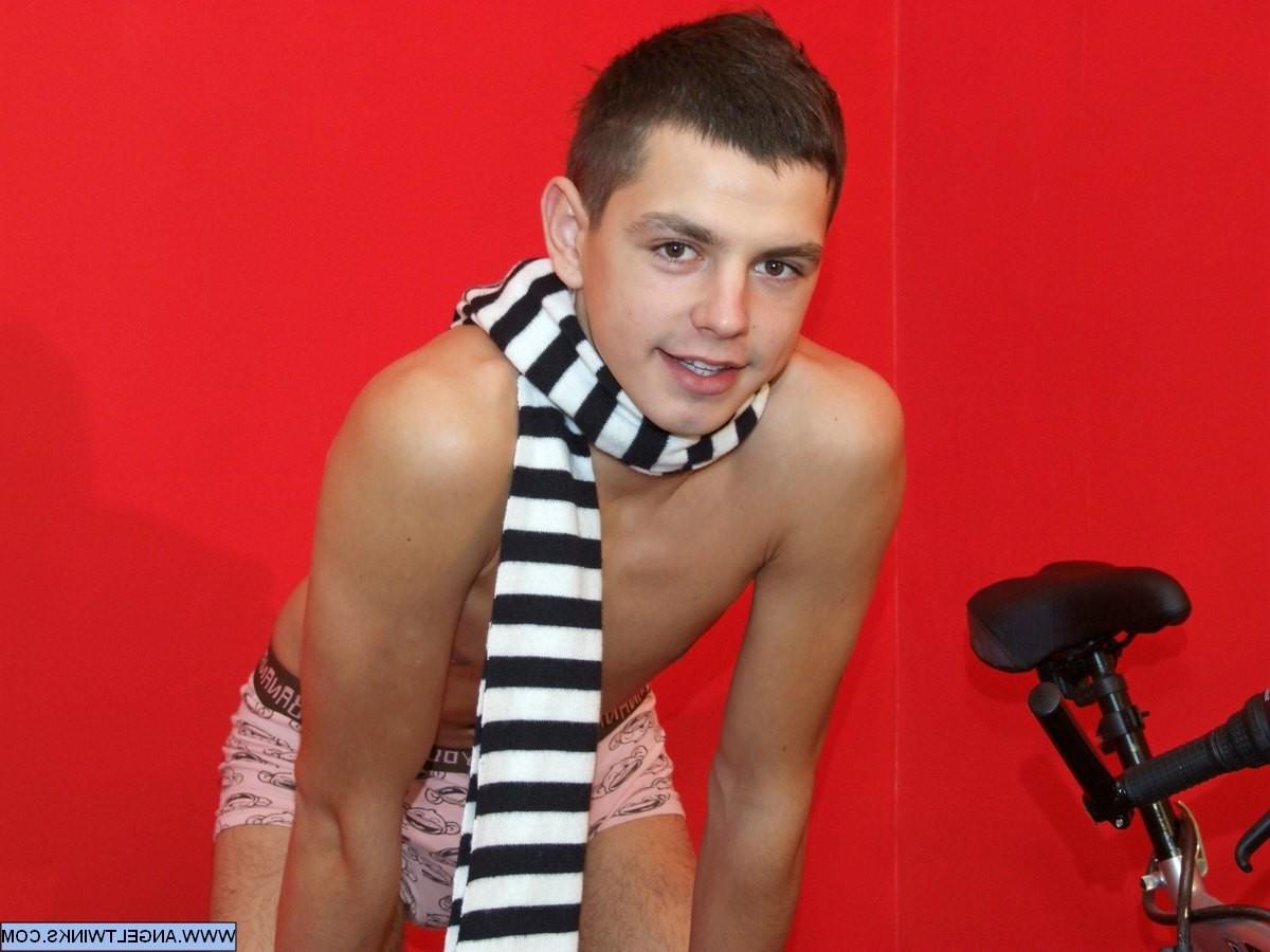 20P Cock hungry teenage boys get down and dirty!