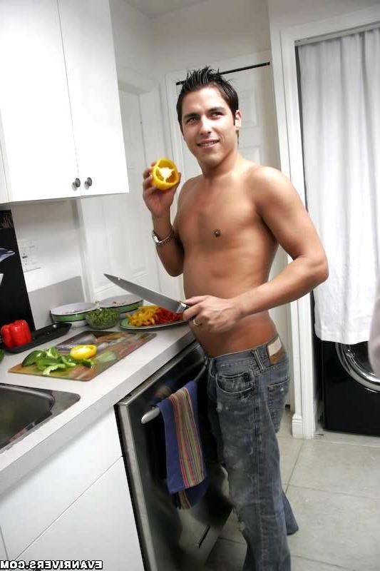 18P Evan and his 16 pics showing him cooking a delicious meal, yet not ASs delicious