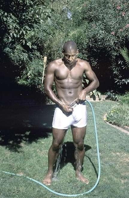 20P A black muscle gardener stripping and showing and jerking off