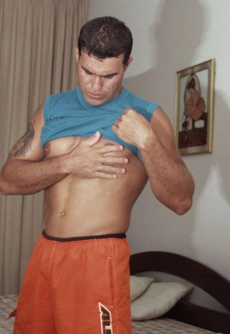 20P A muscle dude with tattoo stripping and showing off for camera