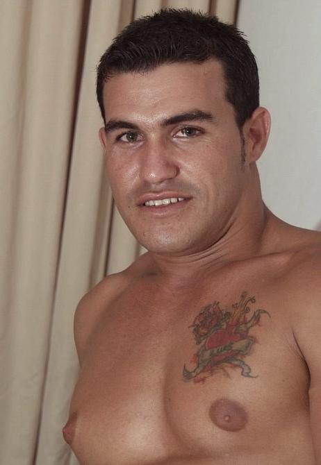 20P A muscle dude with tattoo stripping and showing off for camera