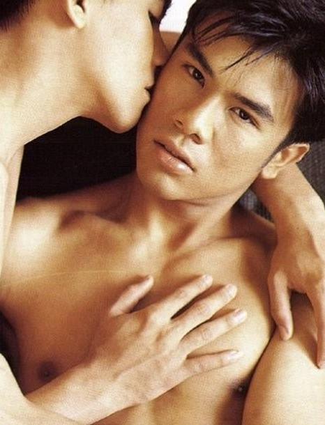 20P Three cute asian twinks enjoy mutual blowing and fucking kick