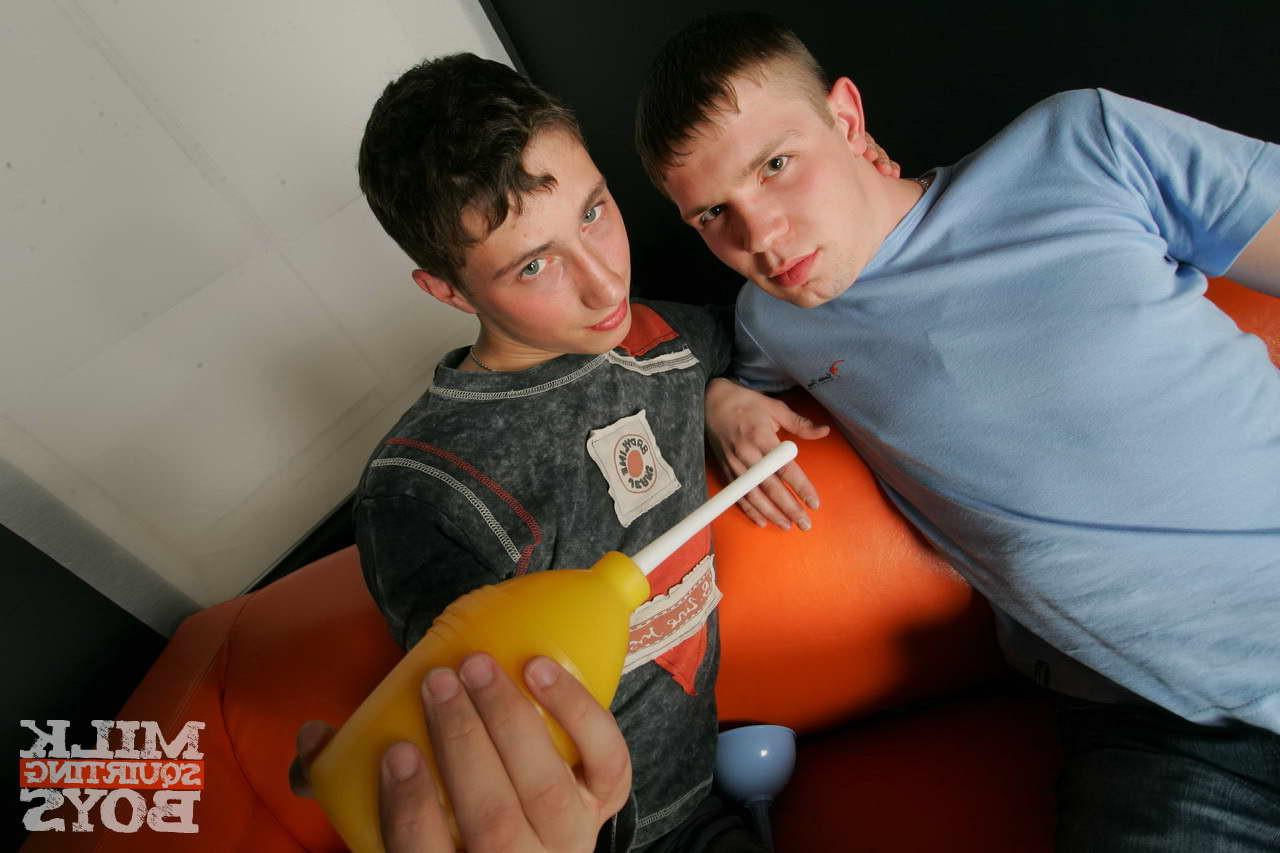 16P Two Crazy Twinks Get Wild on some Amazing Milk Squirting Action