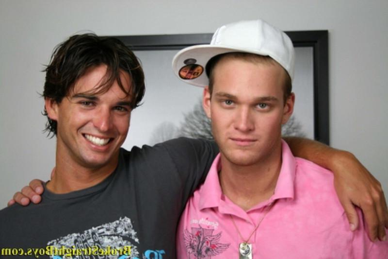 16P Two sexy college hunks kissing jerking and sucking each other