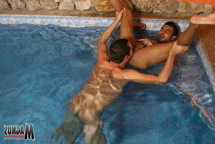 15P Gay lovers exchange blowjobs and fuck in a pool