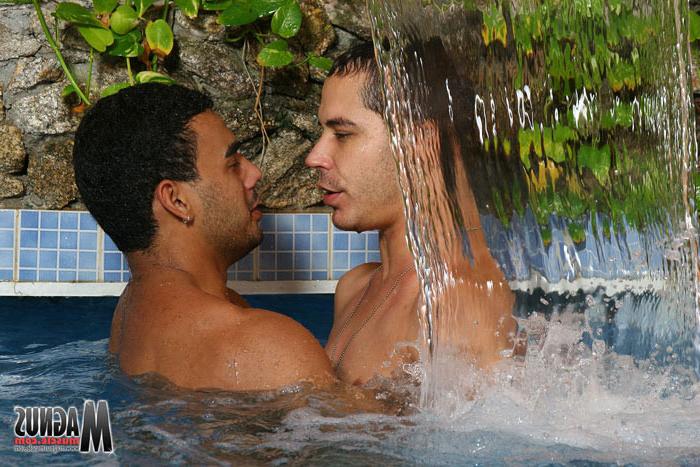 15P Gay lovers exchange blowjobs and fuck in a pool