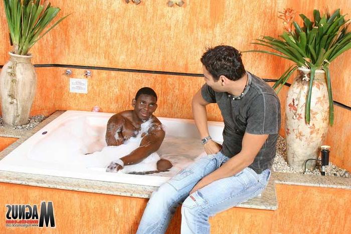 16P Interracial gay couple fuck each other in the tub