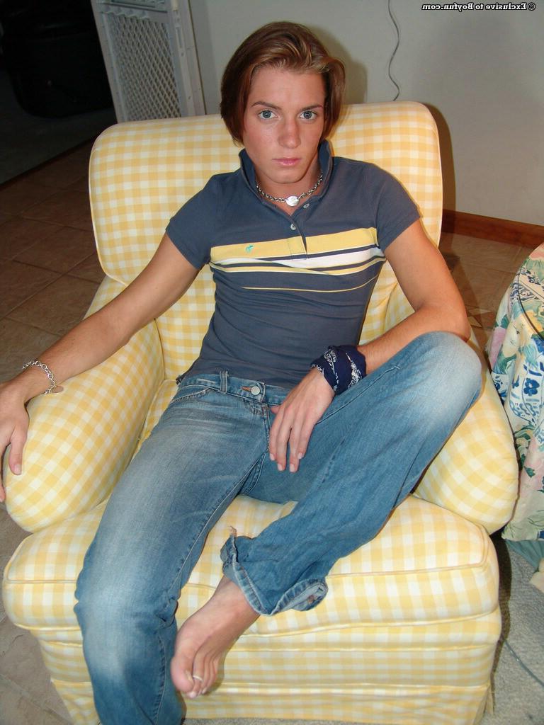 16P Tight gay teenage stud shows his hot lean body