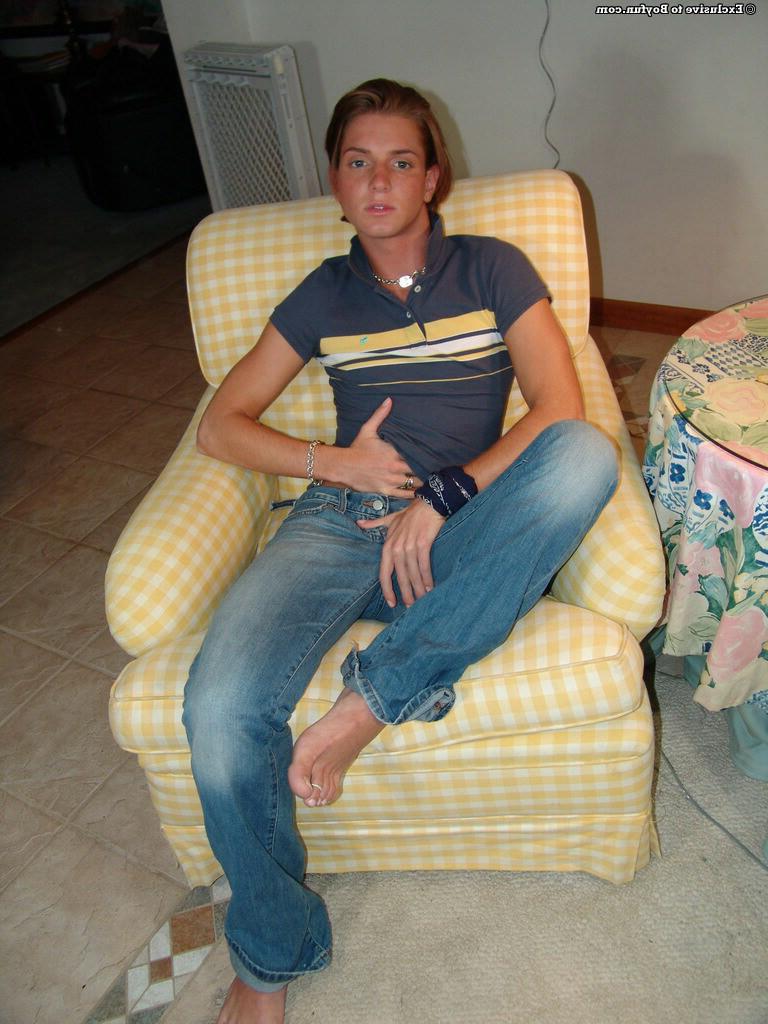16P Tight gay teenage stud shows his hot lean body