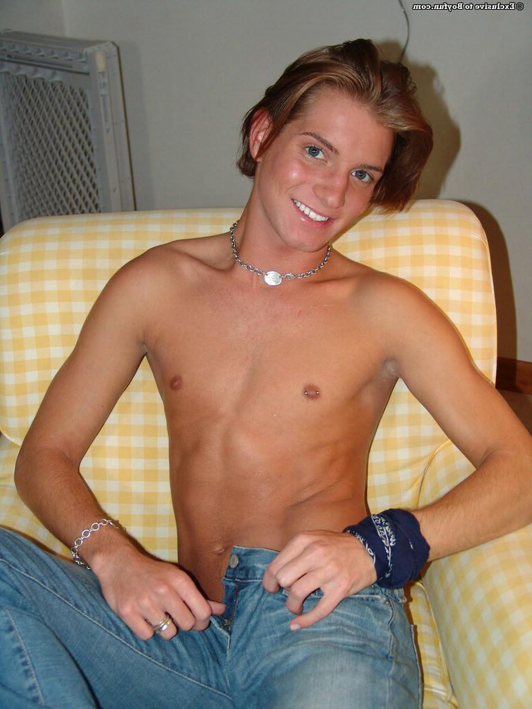 16P Tight gay teenage stud shows his hot lean body