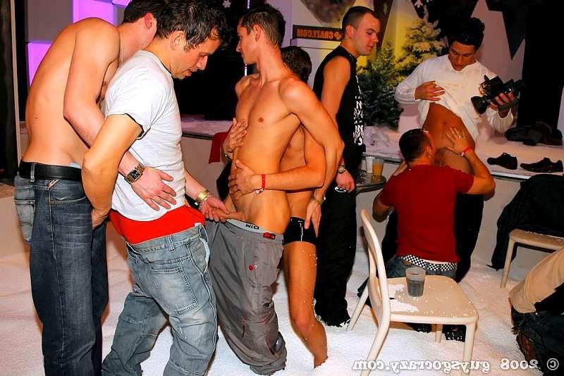 20P Huge group of sexy gay skiers exposing their hard sexy bodies