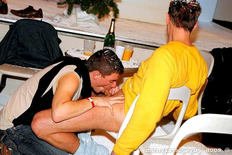 20P Huge group of sexy gay skiers exposing their hard sexy bodies
