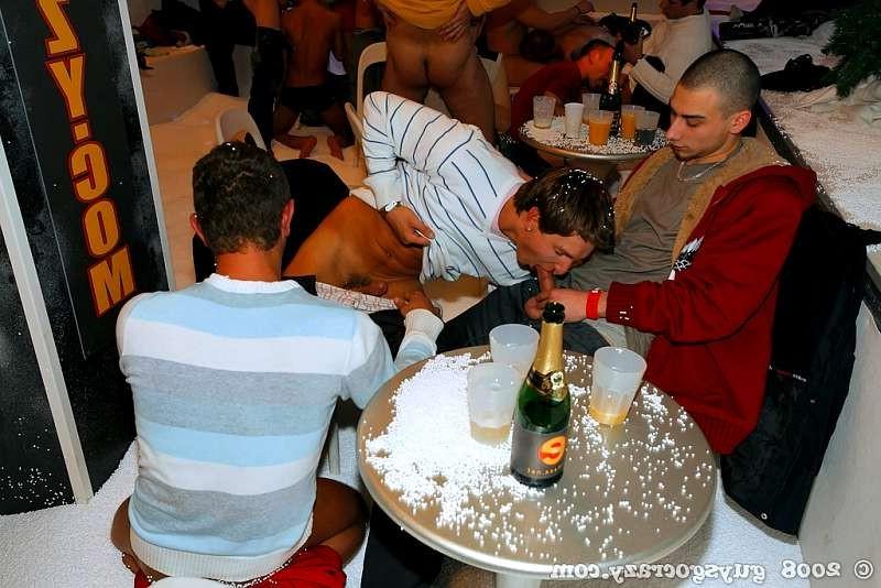 20P Huge group of sexy gay skiers exposing their hard sexy bodies