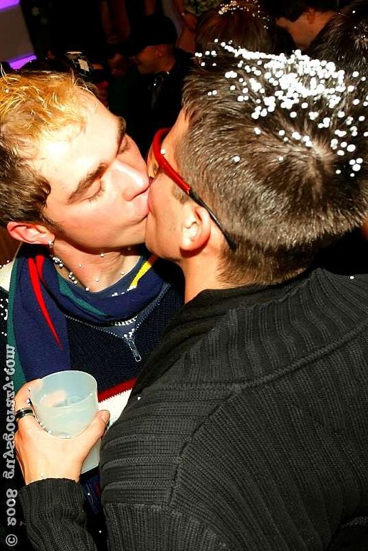 20P Perverted snowboard dudes turn up the sex noise