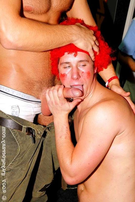 20P A cumhungry stud receives a sticky spunk facial