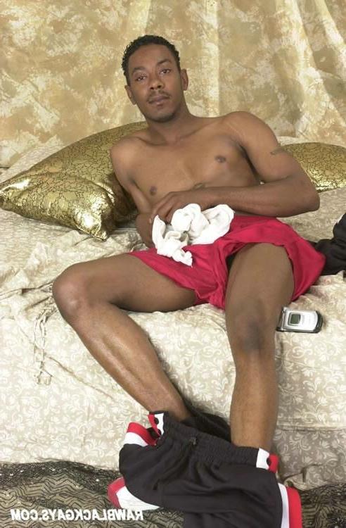 16P Raw black tatooed gay posing and playing with dick on the bed
