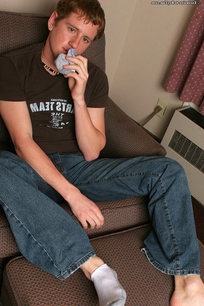 16P Gay licks his own hot feet and wanks his big dick