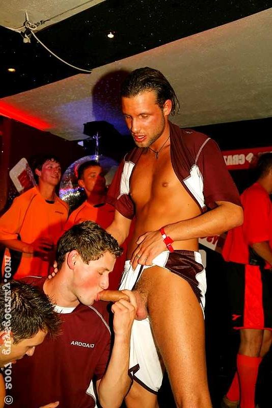 20P Sporty latin gay gives great tadgers love by hand