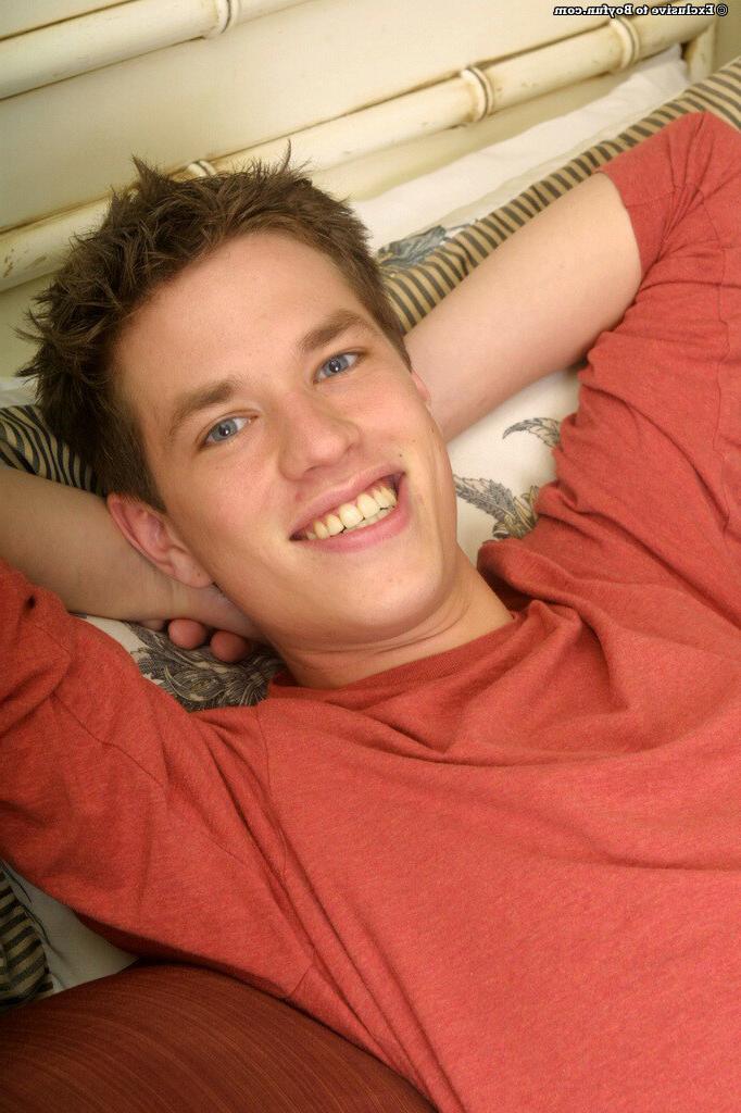 16P A sweet ass gay amateur teenager is masturbating