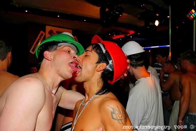 20P Gays getting ass packed with a big dosage of meat