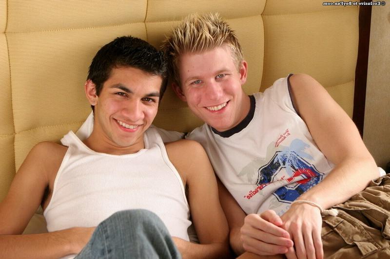 16P Two young gay college guys sucking &amp;amp; fucking