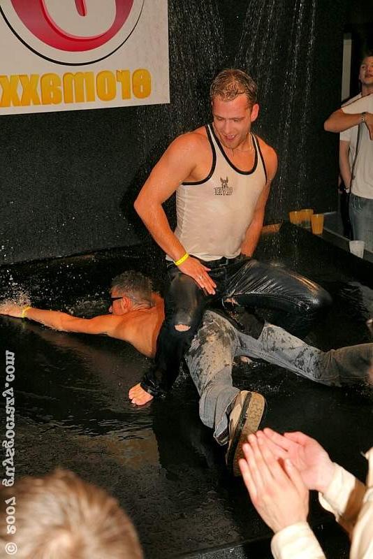20P Gay men jerk eachother off under a public shower