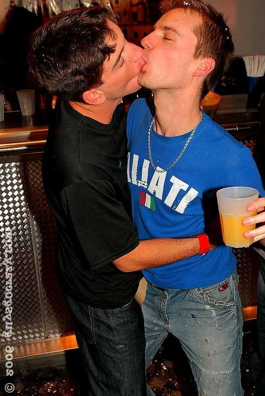 20P Hunk testing unexpierenced twinks gag reflex at a mad gay party