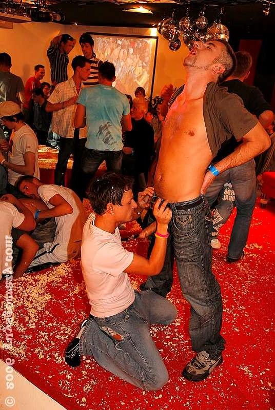 20P Hunk testing unexpierenced twinks gag reflex at a mad gay party