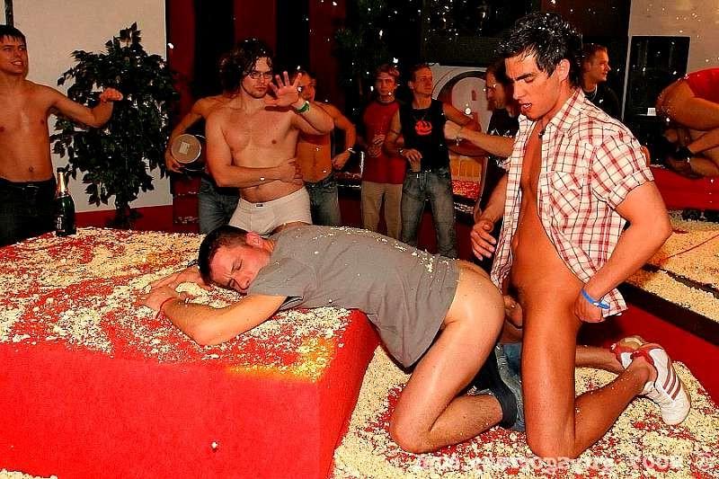 20P Handsome gay boy sucks a strangers toes at an orgy