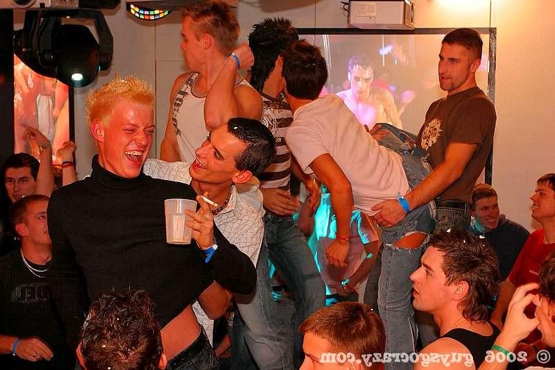 20P Gay amateurs get their throats banged by strippers
