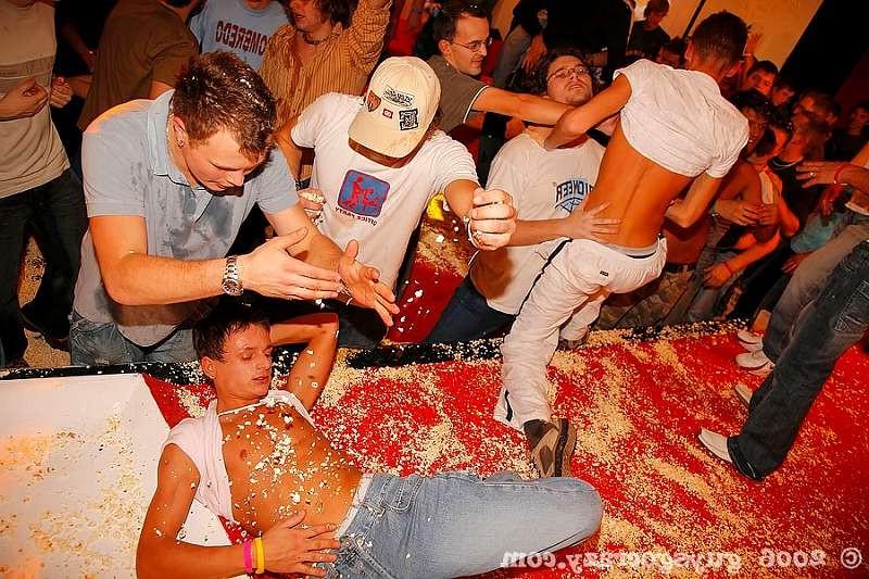 20P Gay amateurs get their throats banged by strippers