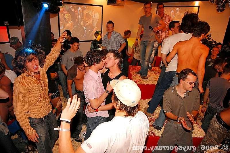 20P Gay amateurs get their throats banged by strippers