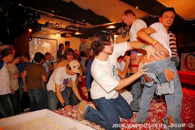 20P Gay amateurs get their throats banged by strippers